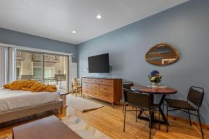 Un dormitorio con una cama, un escritorio y una mesa. en Prospector Lodge #503, en Park City 23 fotos más