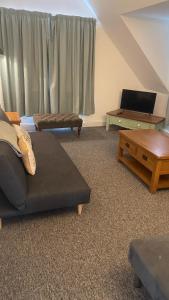 Un pat sau paturi într-o cameră la Bexhill Sea View Flat 3