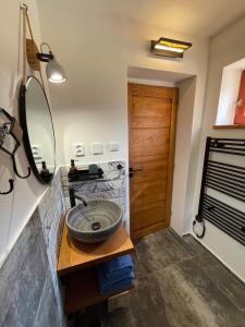 MalešovにあるSunrise Tiny House Malešovの洗面台と鏡のあるバスルーム