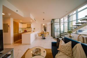 un soggiorno con divano e tavolo di 2 Bed In Raha Lofts Hosted By Voyage a Abu Dhabi