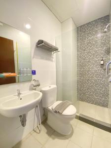 Un baño de Hotel 88 Embong Malang Tunjungan Surabaya by WH - Breakfast with The Best View on The Highest Floor and Strategic Location in The City Center