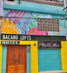 APARTAHOTEL BACANO LOFT في سانتا مارتا: مبنى فيه باب وفندق