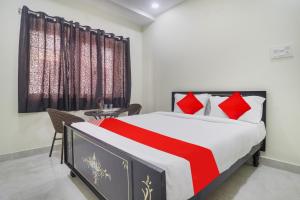 Una cama o camas en una habitación de OYO Flagship Hotel Vj Residency