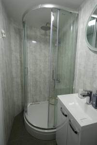 Bilik mandi di Glamping Beograd