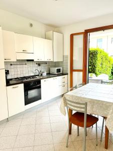 Η κουζίνα ή μικρή κουζίνα στο Seafront Chill Escape