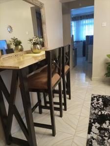 ナイロビにあるSwanky Stays Iのダイニングルーム(椅子、鏡付)