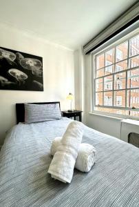 מיטה או מיטות בחדר ב-The G Spot - 1 Bedroom Apartment Edgware Road Central London