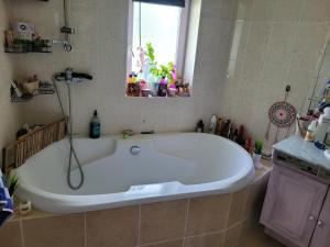 Koupelna v ubytování Charmante chaumière au coeur de la Brière + 31 fotografií