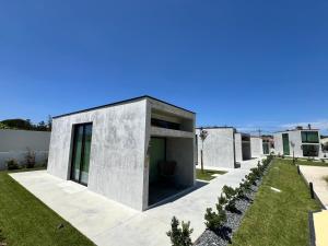 nowoczesny dom z betonową fasadą w obiekcie L'École Eco Resort 