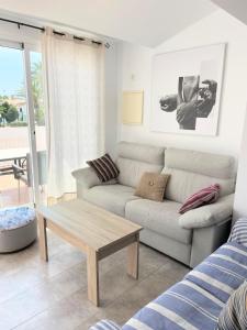 sala de estar con sofá y mesa de centro en Lujo en Menorca, Ciutadella, piscina, padel, aparcamiento, en Sa Caleta