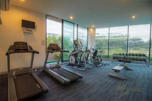 Fitness centrum a/nebo fitness zařízení v ubytování 449 8 Floor Family room IMM AIM CONDO by Pik
