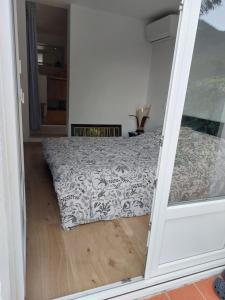 a bedroom with a bed in a room at Chambre indépendante avec terrasse privative in Le Revest-le-Eaux +8 photos