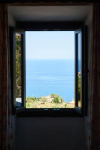 okno z widokiem na ocean w obiekcie Can Busquets w mieście Banyalbufar