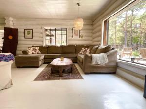 KihelkonnaWild Beach Spa的客厅里有一张沙发和一张桌子。