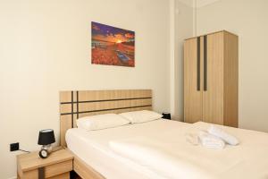 1 Schlafzimmer mit 2 Betten und einem Holzschrank in der Unterkunft Thessaloniki Center Aristotelous Apartment in Thessaloniki