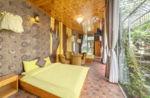 Postel nebo postele na pokoji v ubytování Dream Flower Dalat Hotel
