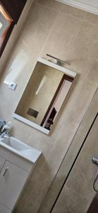 baño con espejo y lavabo en Casa da Praia, en Póvoa de Varzim