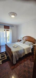 una camera con un grande letto di Casa da Praia a Póvoa de Varzim