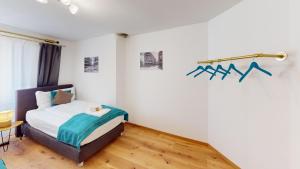 - une chambre avec un lit et un mur orné de graffitis dans l'établissement Zentrale 5,5 Zimmer Wohnung für bis zu 8 Personen, à Coire