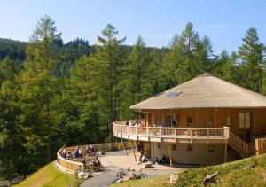 ein großes Gebäude mit einer Menschenmenge auf dem Deck in der Unterkunft Stabal y Gelli in Trawsfynydd