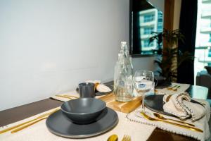 En restaurang eller annat matställe på Marina View 2 Bed Rooms Apartment-Bluebell-By Grand Vista