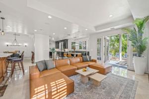 een woonkamer met een bank en een tafel bij Florida Keys Villa Beach Proximity Heated Pool Serenity at its Finest Hemingway Key VlLLAS in Fort Lauderdale