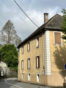 Chamoux-sur-Gelon的住宿－La Glycine，街道上一座带窗户的旧砖砌建筑