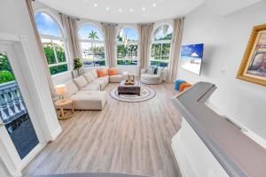 sala de estar con sofá y mesa en Villa on Intracoastal Beach in proximity Waterfront Views Access Fogg Key VlLLAS, en Fort Lauderdale