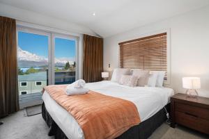 Кровать или кровати в номере Lakefront Living - 4 Bedrm Apartment Alpine Vilage