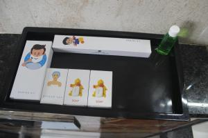 eine Schachtel Karten auf einem Tisch neben einer Flasche in der Unterkunft Hotel Saratharajans in Madurai
