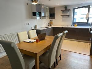 Фотография из галереи 2 Bed, 2 Bath Apartment in Guildford Town Centre with Parking! в городе Гилфорд