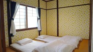 Tempat tidur dalam kamar di 東神楽大学ゲストハウス