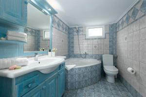 łazienka z wanną, umywalką i toaletą w obiekcie Mimoza's Sea View Apartment w mieście Palaión Tsiflíkion +37 zdjęć