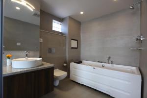 Kamar mandi di Apex Business Hotel - Tribhuvan International Airport, Kathmandu +35 foto