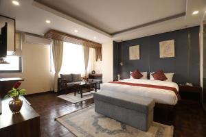 Tempat tidur dalam kamar di Apex Business Hotel - Tribhuvan International Airport, Kathmandu
