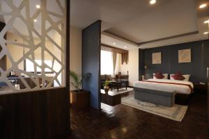 Tempat tidur dalam kamar di Apex Business Hotel - Tribhuvan International Airport, Kathmandu