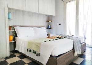 En eller flere senge i et værelse på Holihome_Ludi - Bilocale vicino al mare