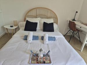 białe łóżko z tacą z jedzeniem w obiekcie Studio L'échappée avec parking sous-sol privatif w mieście Chartres
