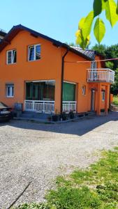 une maison avec une orange dans l'établissement Medif apartments, à Visoko