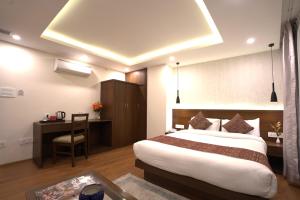 Tempat tidur dalam kamar di Apex Business Hotel - Tribhuvan International Airport, Kathmandu