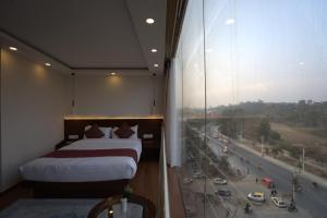 Tempat tidur dalam kamar di Apex Business Hotel - Tribhuvan International Airport, Kathmandu