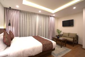 Tempat tidur dalam kamar di Apex Business Hotel - Tribhuvan International Airport, Kathmandu