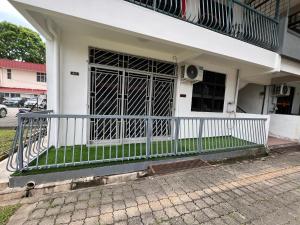 - une terrasse couverte à l'avant d'une maison avec balcon dans l'établissement Melaka City Peacestay 3BR 7-11PAX 7min to Jonker St, à Malacca