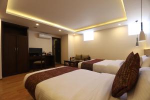 Tempat tidur dalam kamar di Apex Business Hotel - Tribhuvan International Airport, Kathmandu