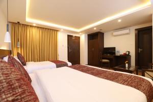Tempat tidur dalam kamar di Apex Business Hotel - Tribhuvan International Airport, Kathmandu