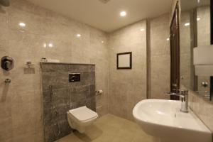 Kamar mandi di Apex Business Hotel - Tribhuvan International Airport, Kathmandu
