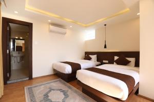 Tempat tidur dalam kamar di Apex Business Hotel - Tribhuvan International Airport, Kathmandu