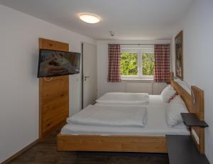 1 dormitorio con 2 camas y ventana en isarwinkel en Geretsried