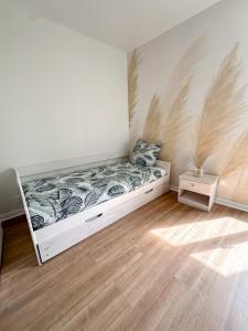 um quarto com uma cama no canto de um quarto em La petite M em Tréméreuc