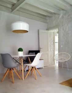une salle à manger avec des chaises blanches et une table dans l'établissement Preciosa planta baja a pocos metros de la playa, à Palma de Majorque